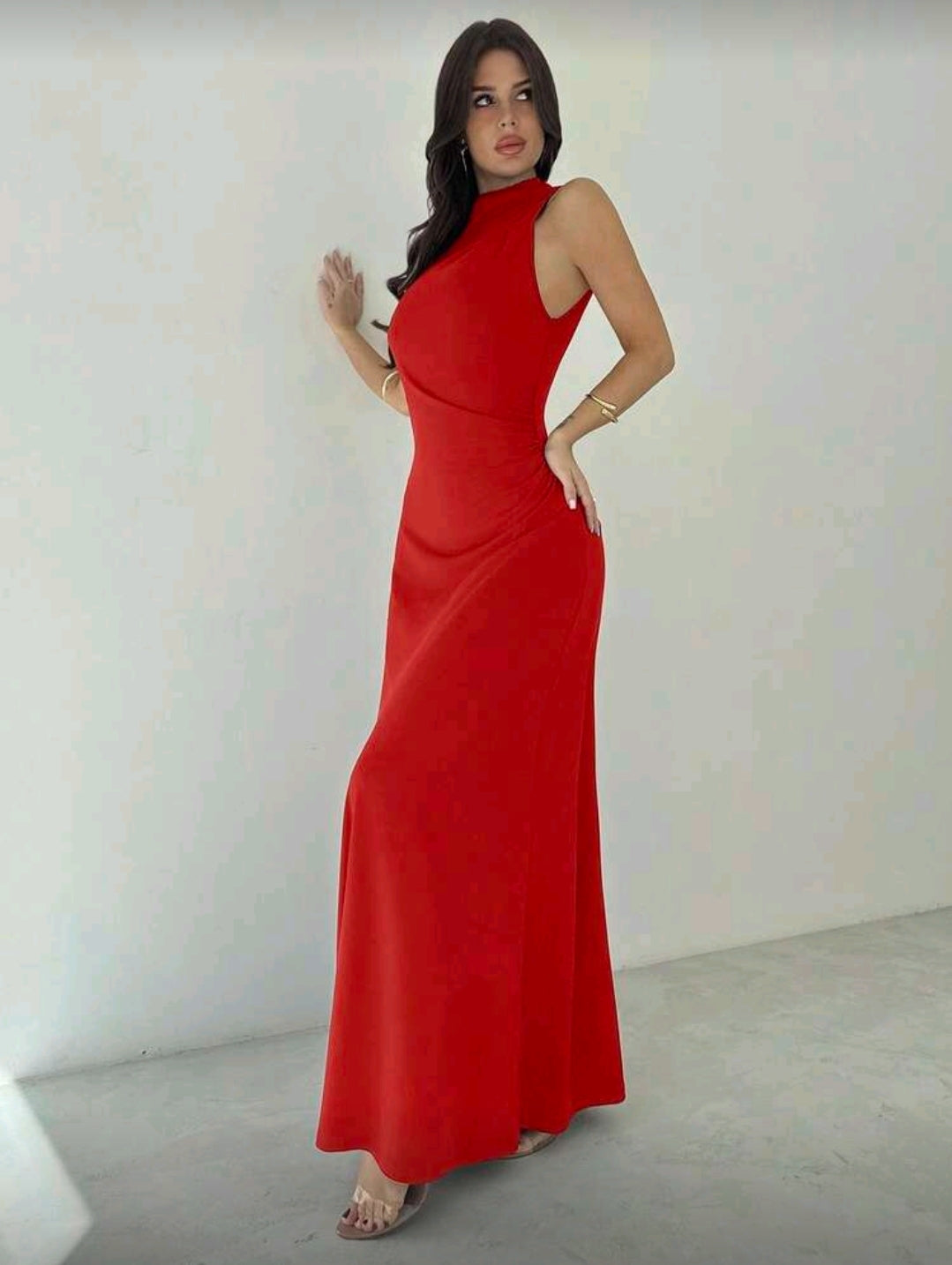 Vestido Rojo Elegante de Cuello Alto y Cintura Ceñida