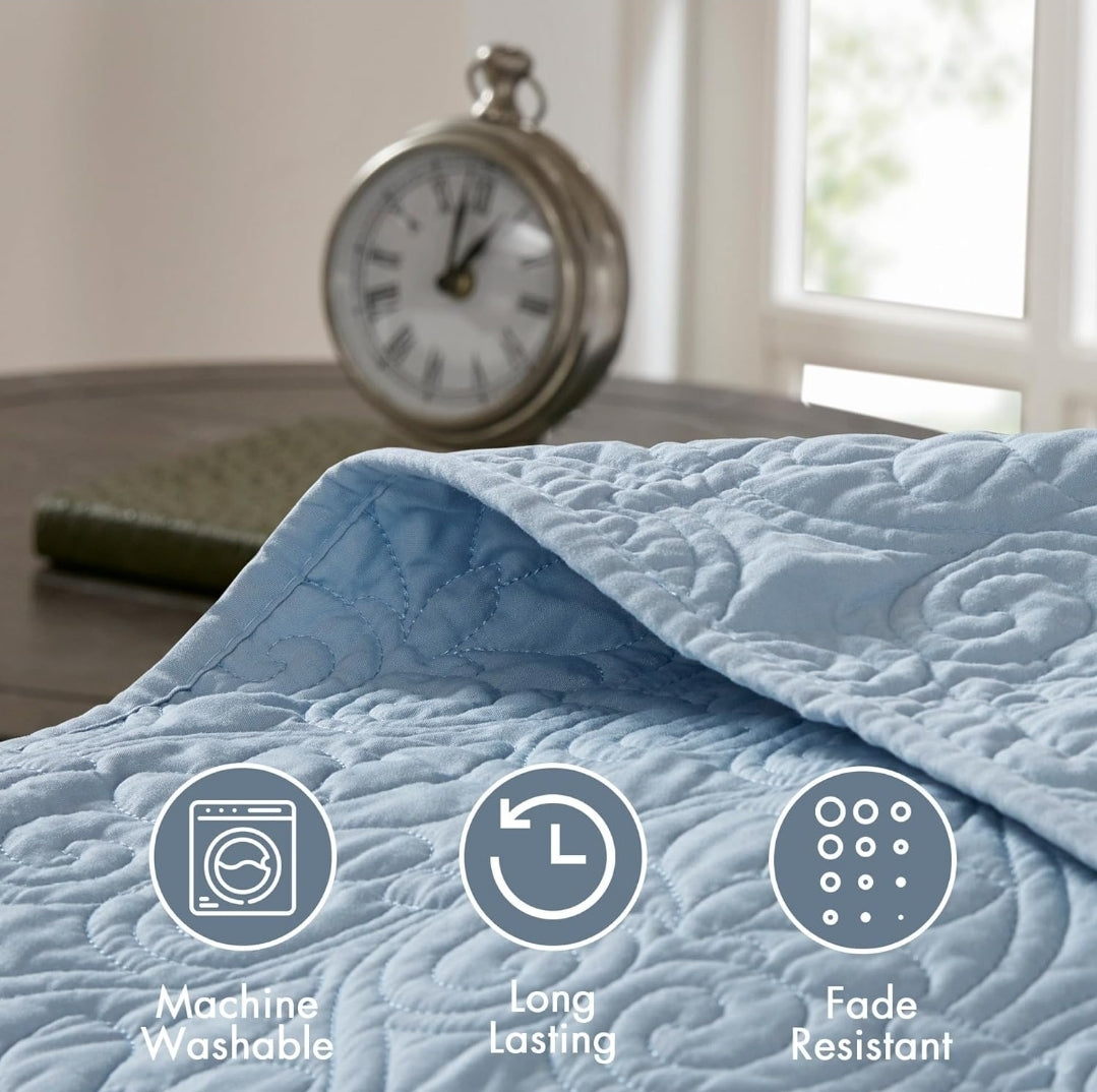 Madison Park Quebec Reversible Quilt Set Damask Design, Double Sided Stitching All Season, Lightweight Bedspread Bedding Set, Matching Sham, Azul, 3 Piezas, King