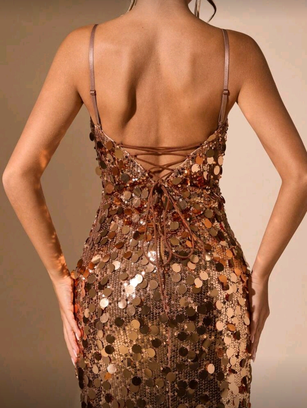 Vestido Dorado de Cóctel de Tirantes Finos