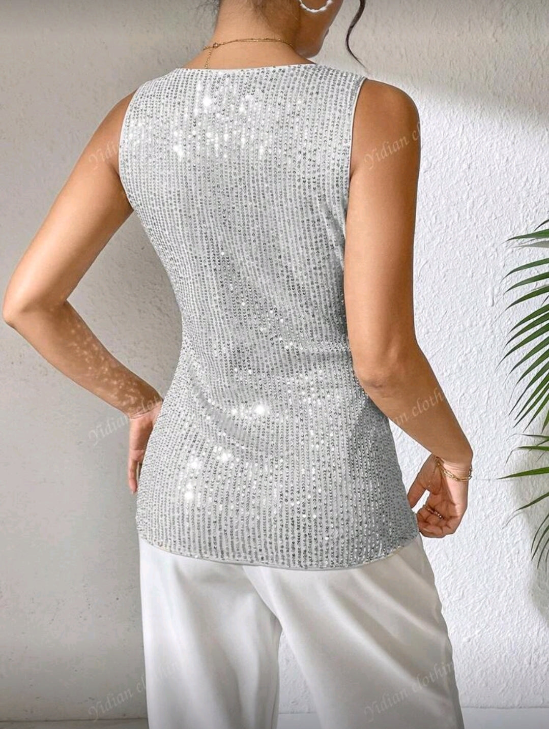 Camisa plateada de lentejuelas y cuello en V