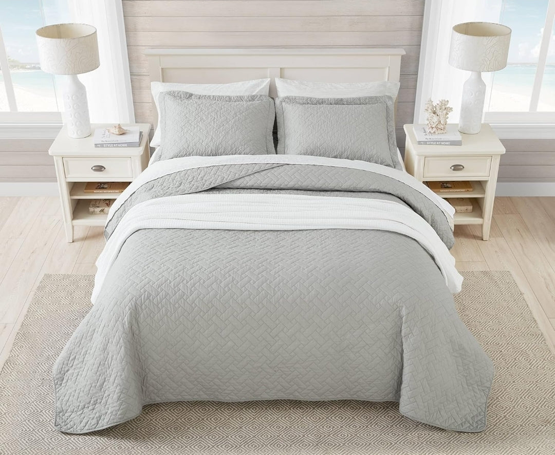 Tommy Bahama Quilt Set Soft Bedding with Matching Shams, Lightweight Home Decor for All Seasons, 3 Piezas, Gris, Queen