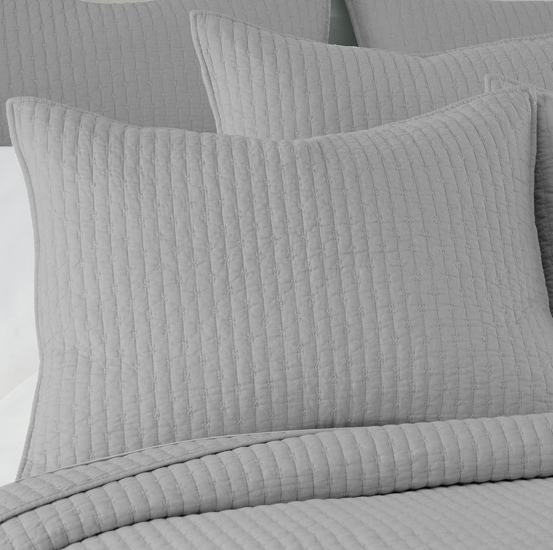 Levtex Home Cross Stitch Reversible Twin XL/Twin Quilt Set (68x86in) and 1 Pillow Sham (26x20in) - Stitch Texture - 2 Piezas, Gris Claro, Twin