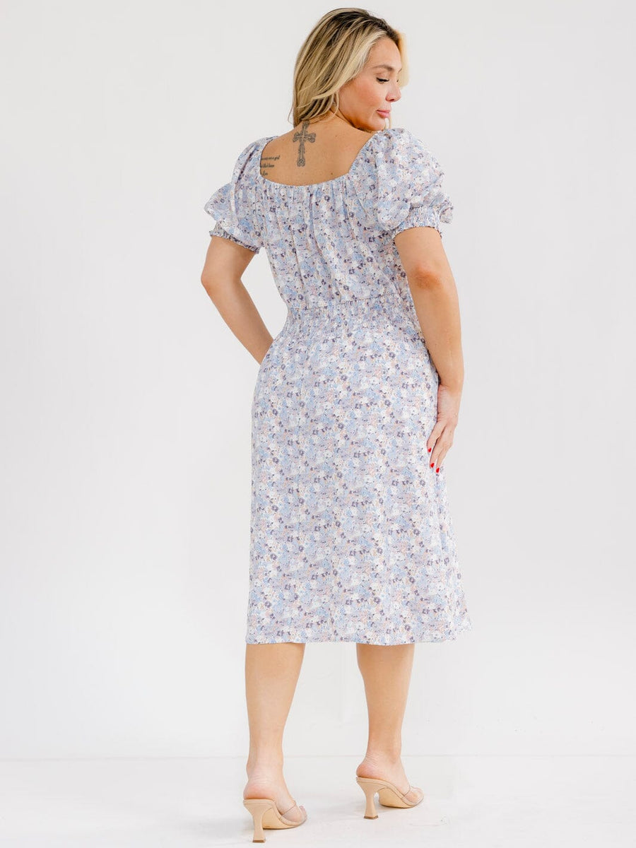 Vestido plus blanco y azul midi floral con mangas cortas, escote cuadrado y bolsillos frontales