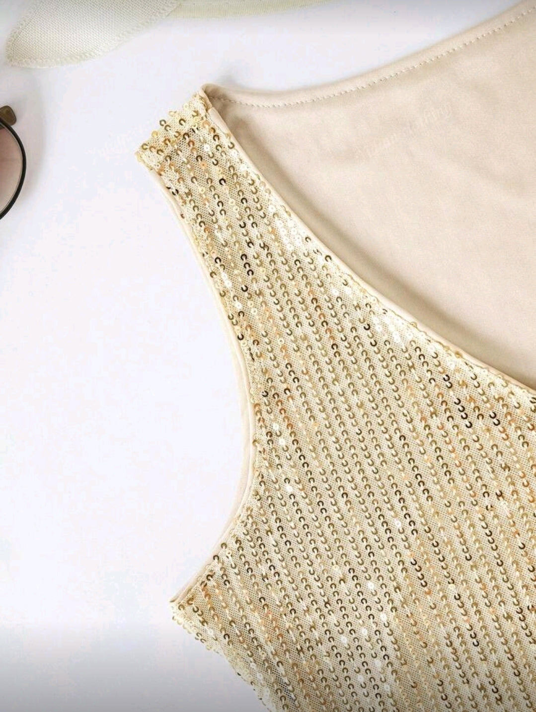 Camisa dorada de lentejuelas y cuello en V