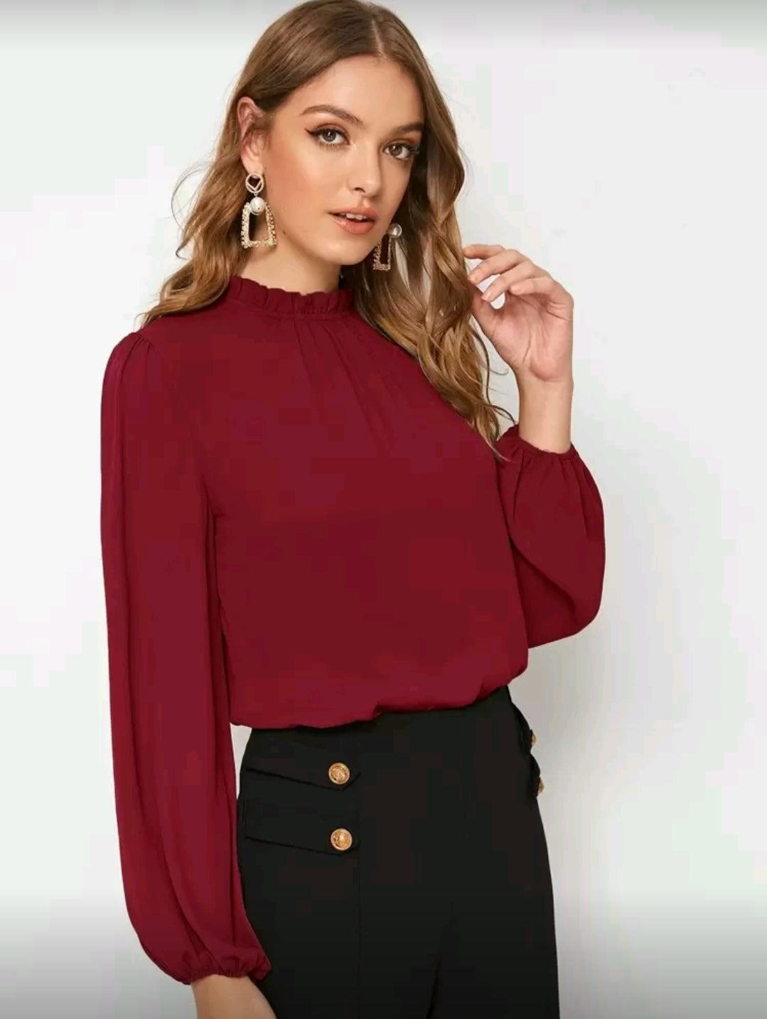 Camisa roja con manga de farol y cuello fruncido