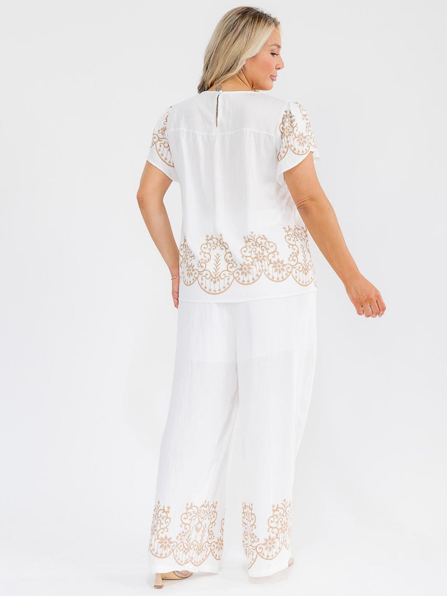 Conjunto Plus blanco con estampado beige de blusa y pantalón