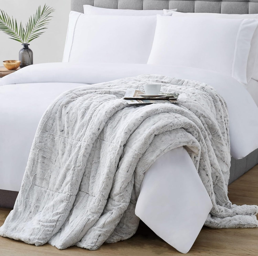 Christian Siriano NY® Snow Leopard Faux Fur Throw in Gift Box, 1-Piece Giftable Throw Blanket, Oeko-TEX Certified Confidence, 1 Sabana Gris