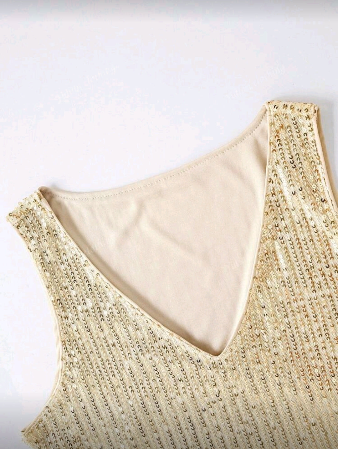 Camisa dorada de lentejuelas y cuello en V