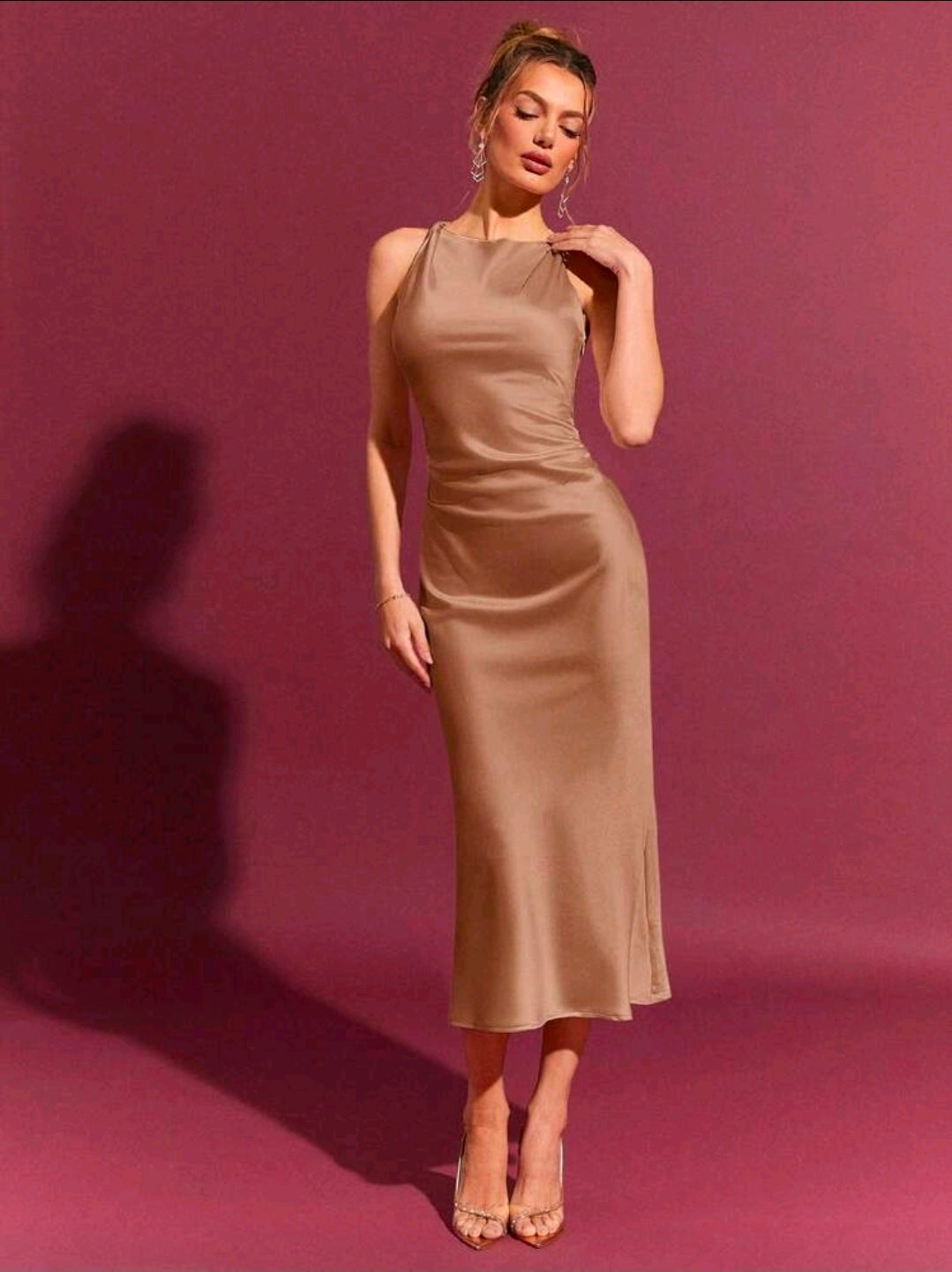 Vestido midi café claro elegante sin mangas