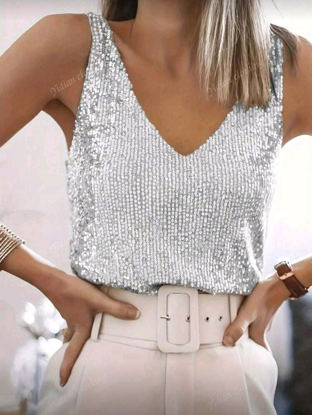 Camisa plateada de lentejuelas y cuello en V