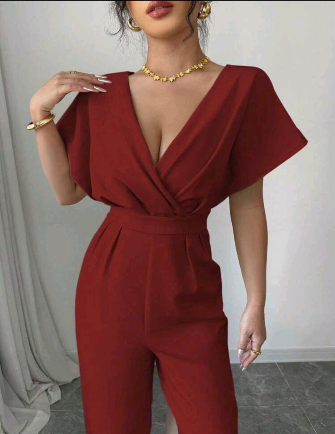 Jumpsuit rojo con pliegues a la cintura