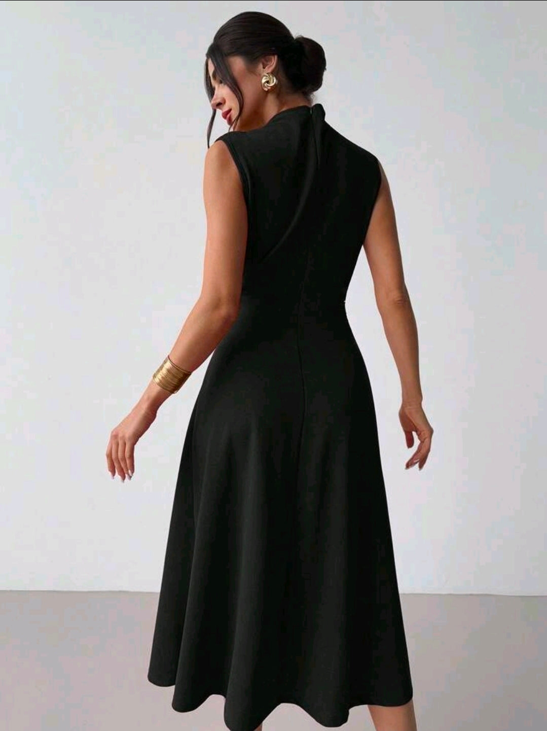 Vestido negro largo plisado sin mangas