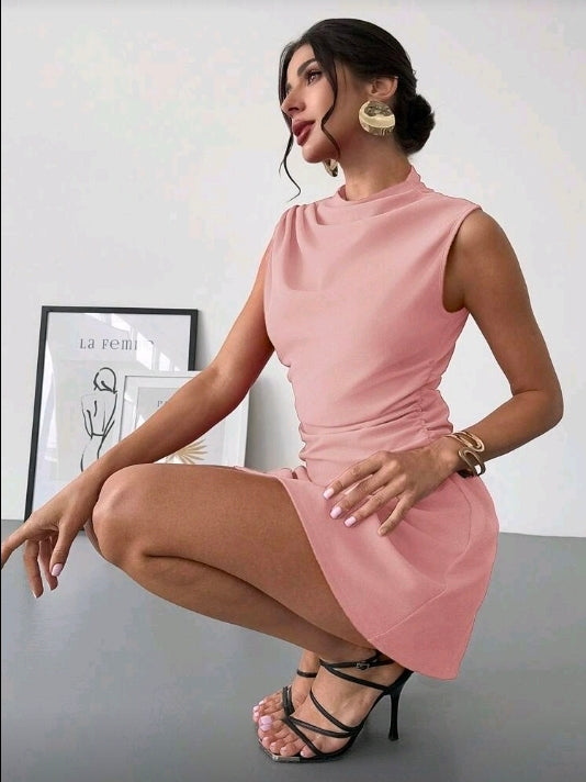 Vestido corto rosa de tirantes minimalista