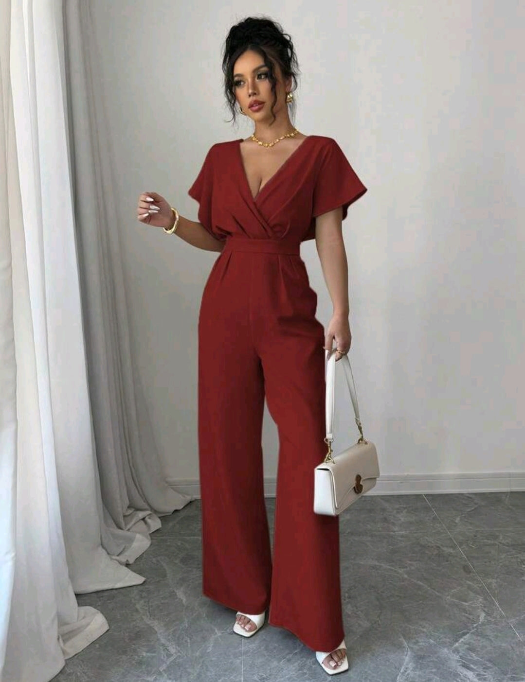 Jumpsuit rojo con pliegues a la cintura