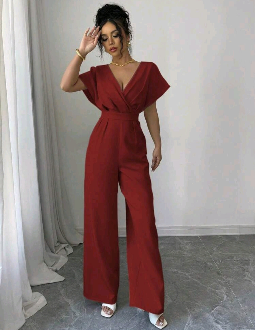 Jumpsuit rojo con pliegues a la cintura