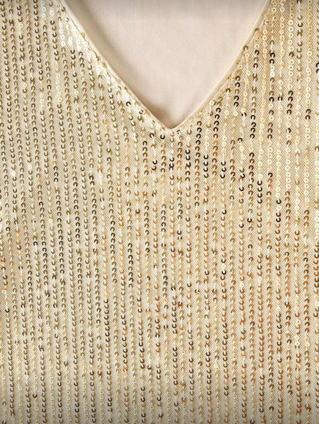 Camisa dorada de lentejuelas y cuello en V