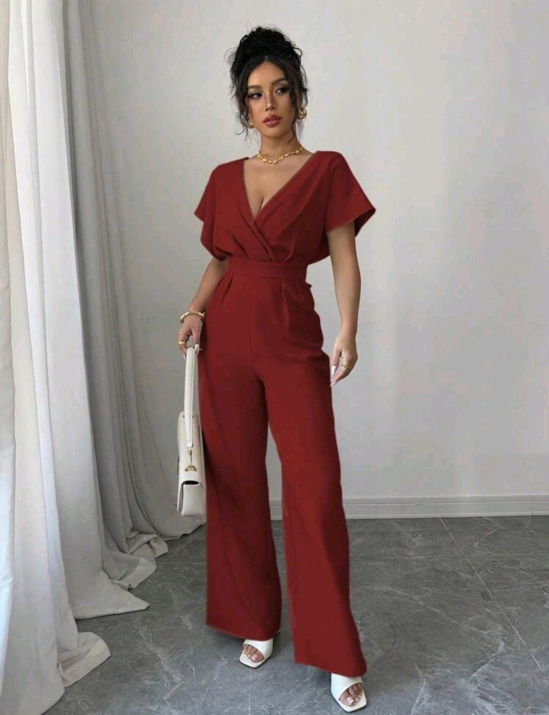Jumpsuit rojo con pliegues a la cintura