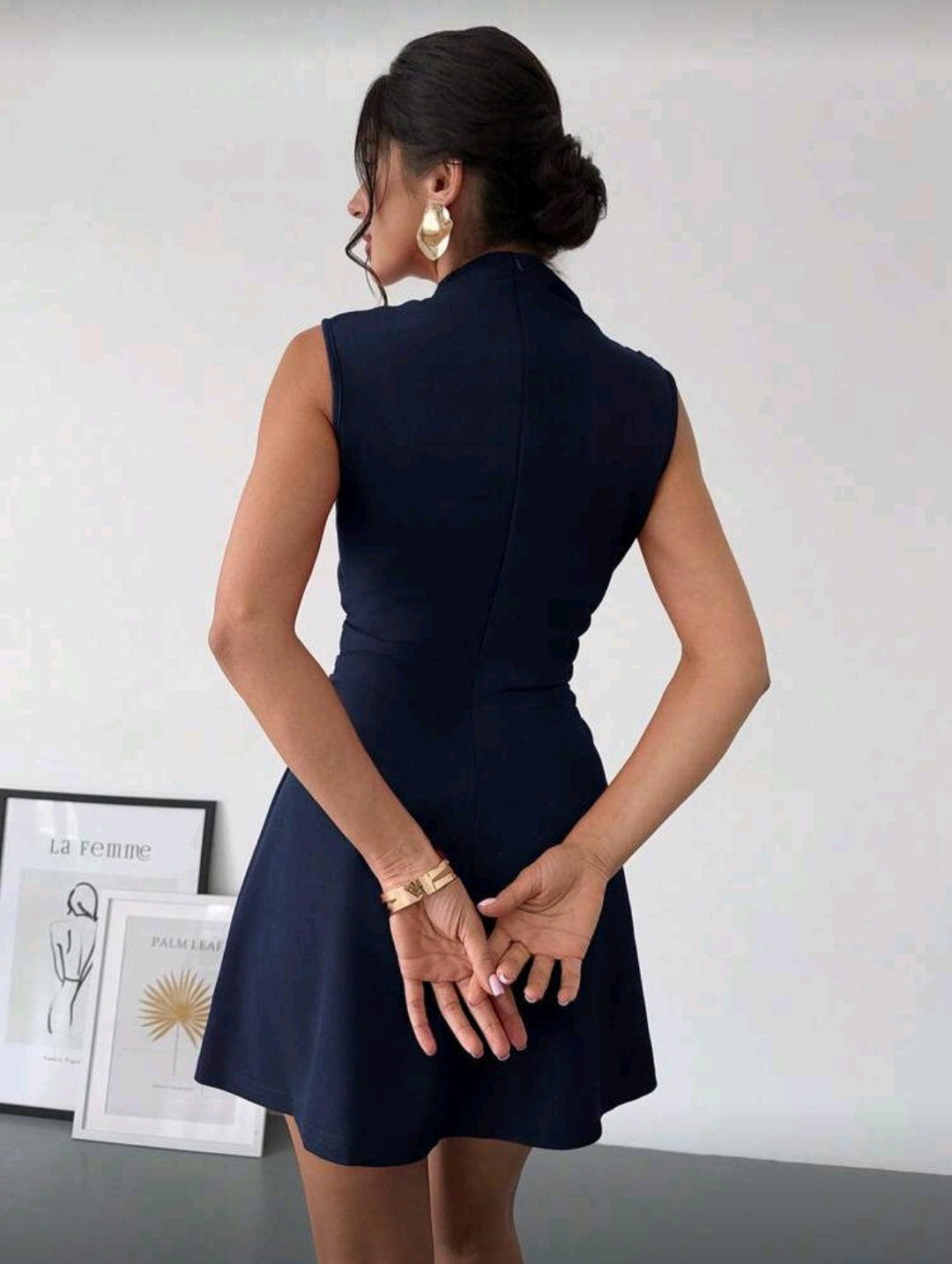 Vestido Azul Oscuro Plisado Minimalista Elegante