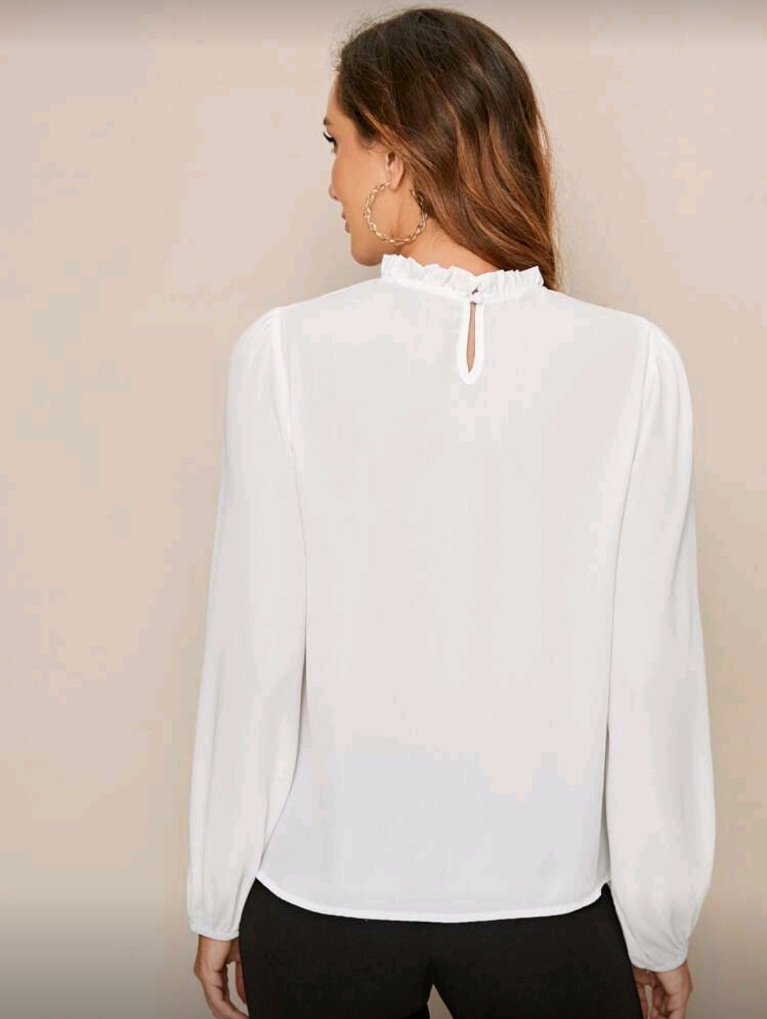 Camisa blanca de manga de farol y cuello fruncido