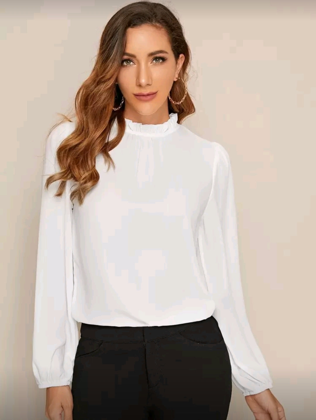 Camisa blanca de manga de farol y cuello fruncido