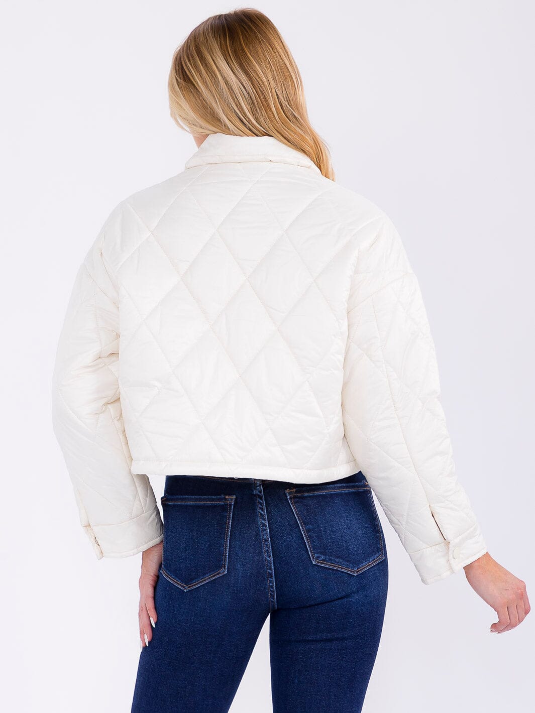 Chaqueta puffer blanca manga larga con cierre de botones