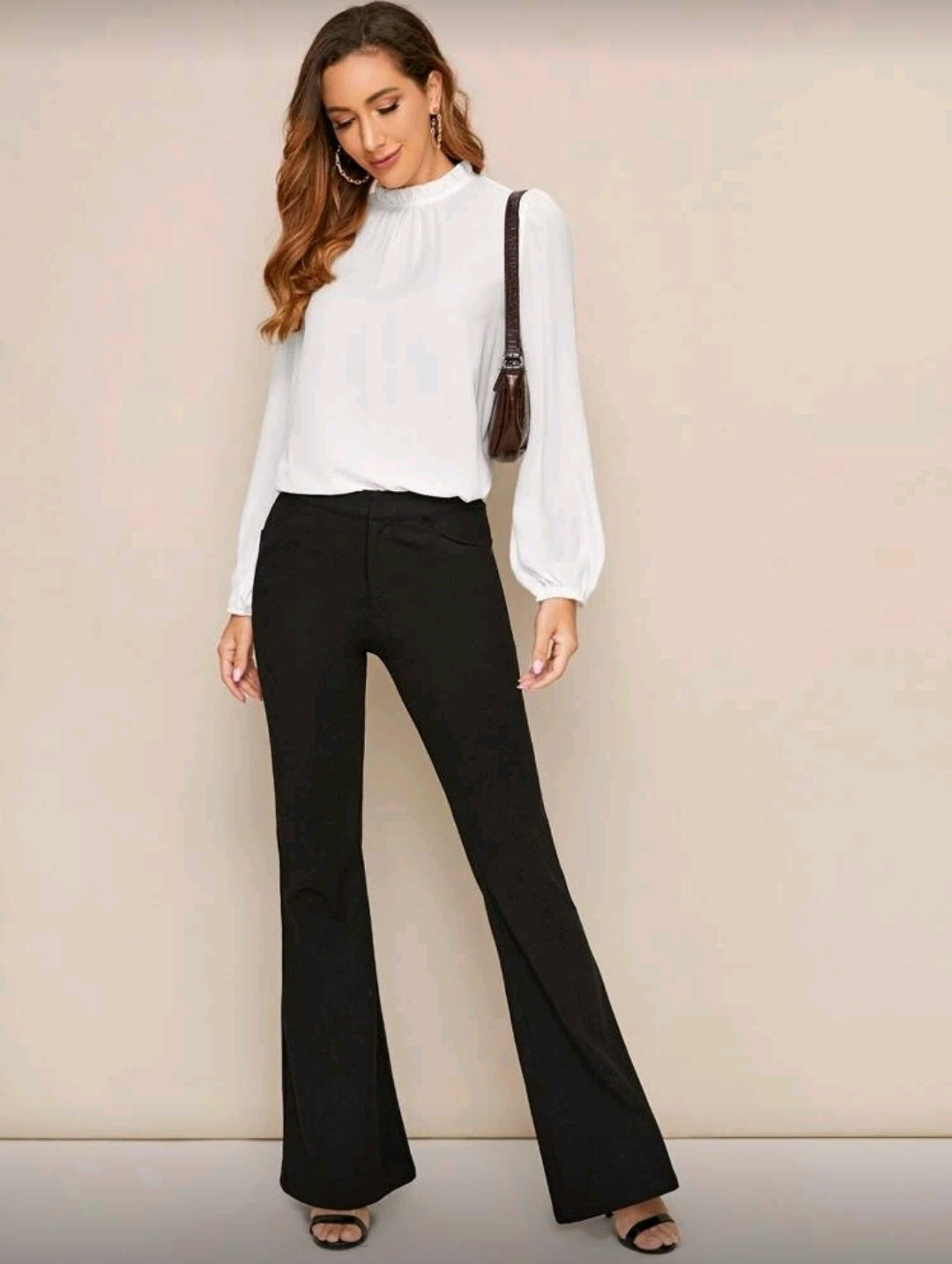 Camisa blanca de manga de farol y cuello fruncido