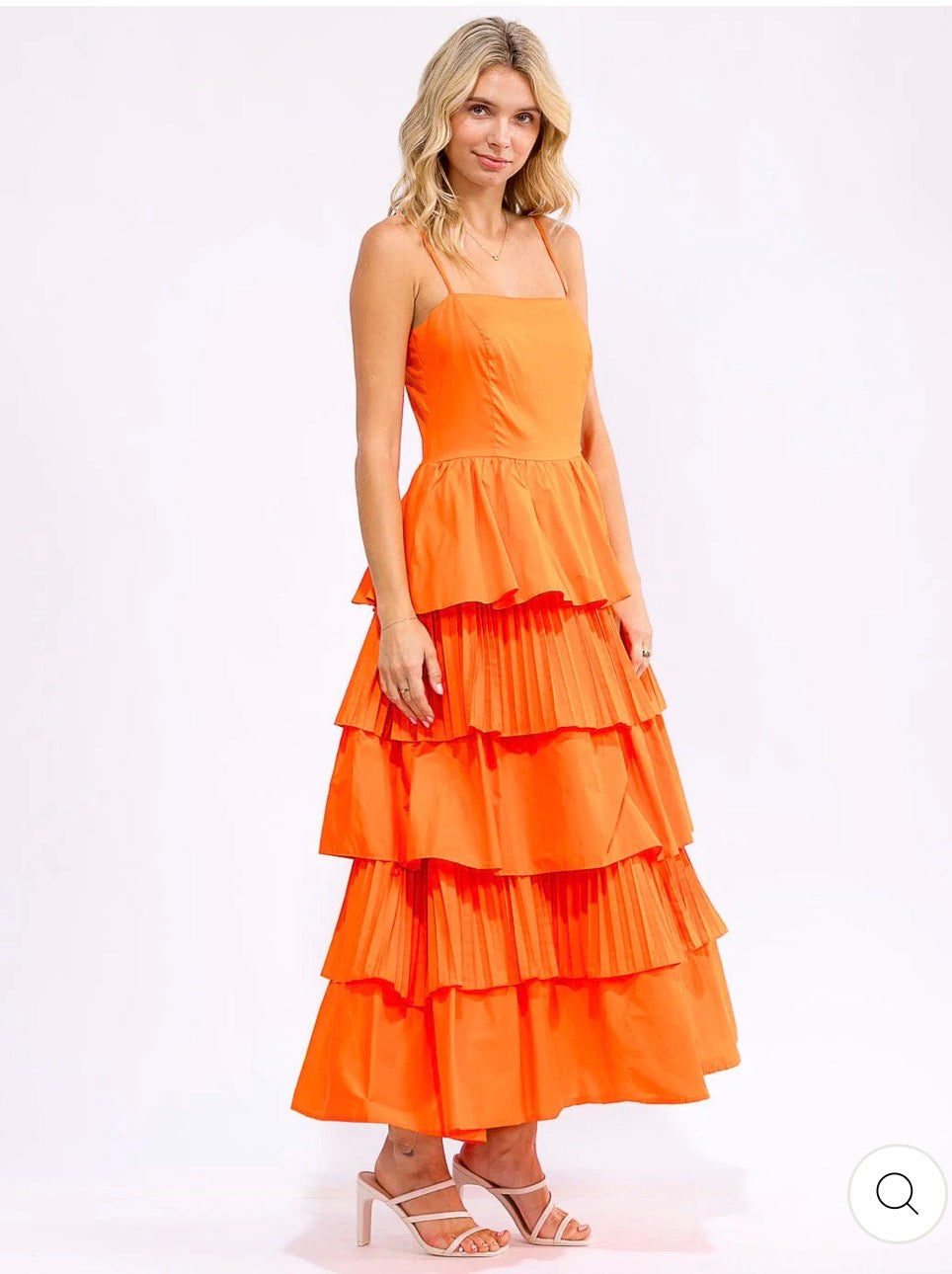 Vestido anaranjado de vuelos
