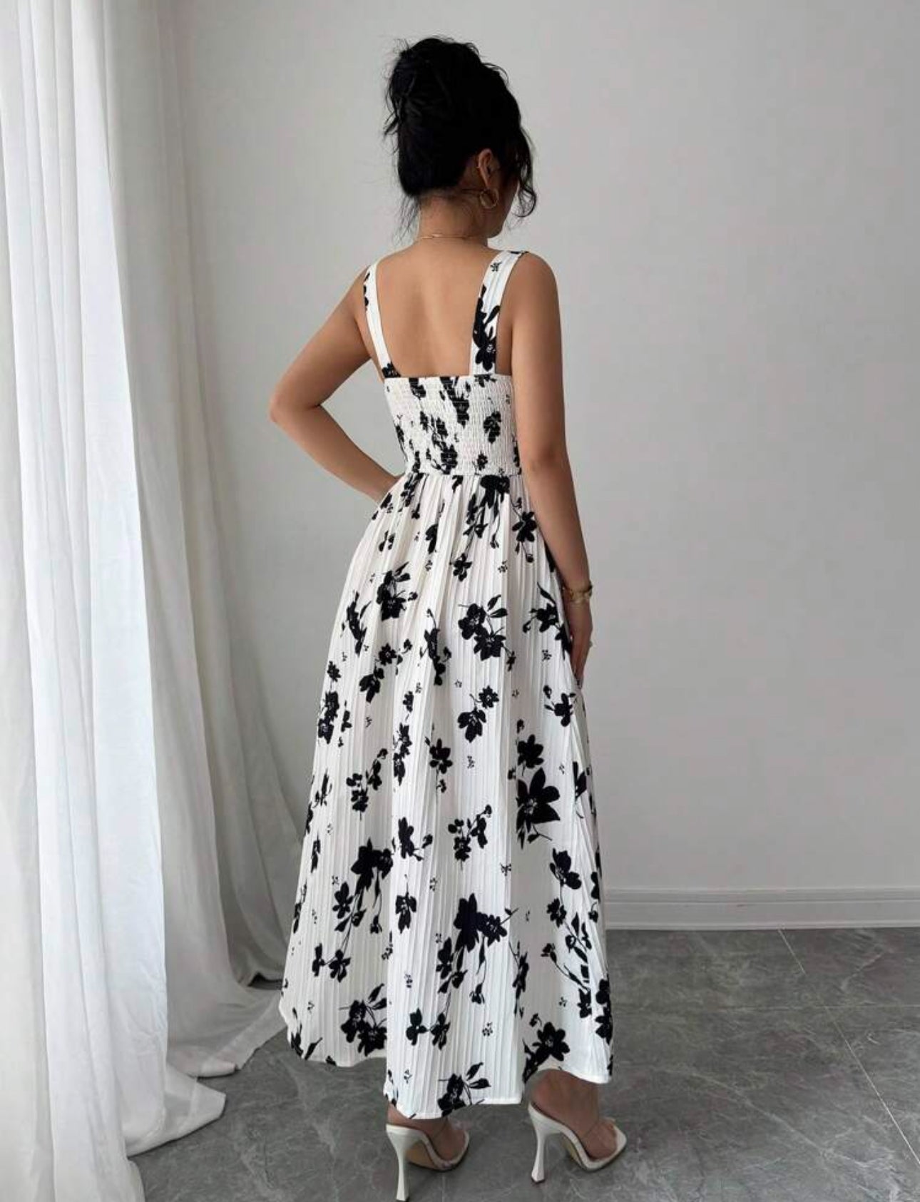 Vestido blanco con estampado floral negro
