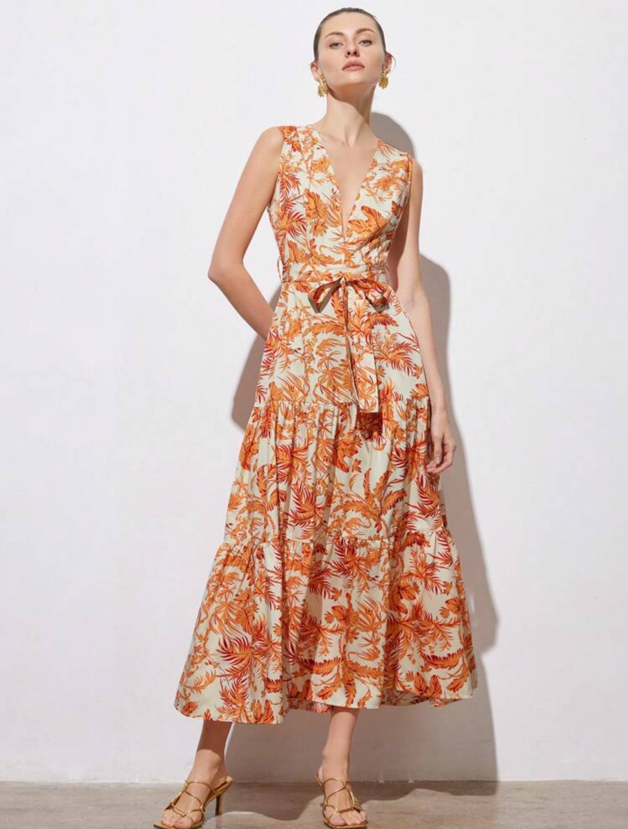 Vestido anaranjado con estampado floral