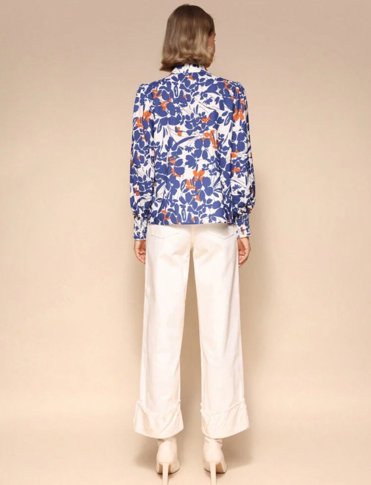 Camisa azul y anaranjado con estampado floral
