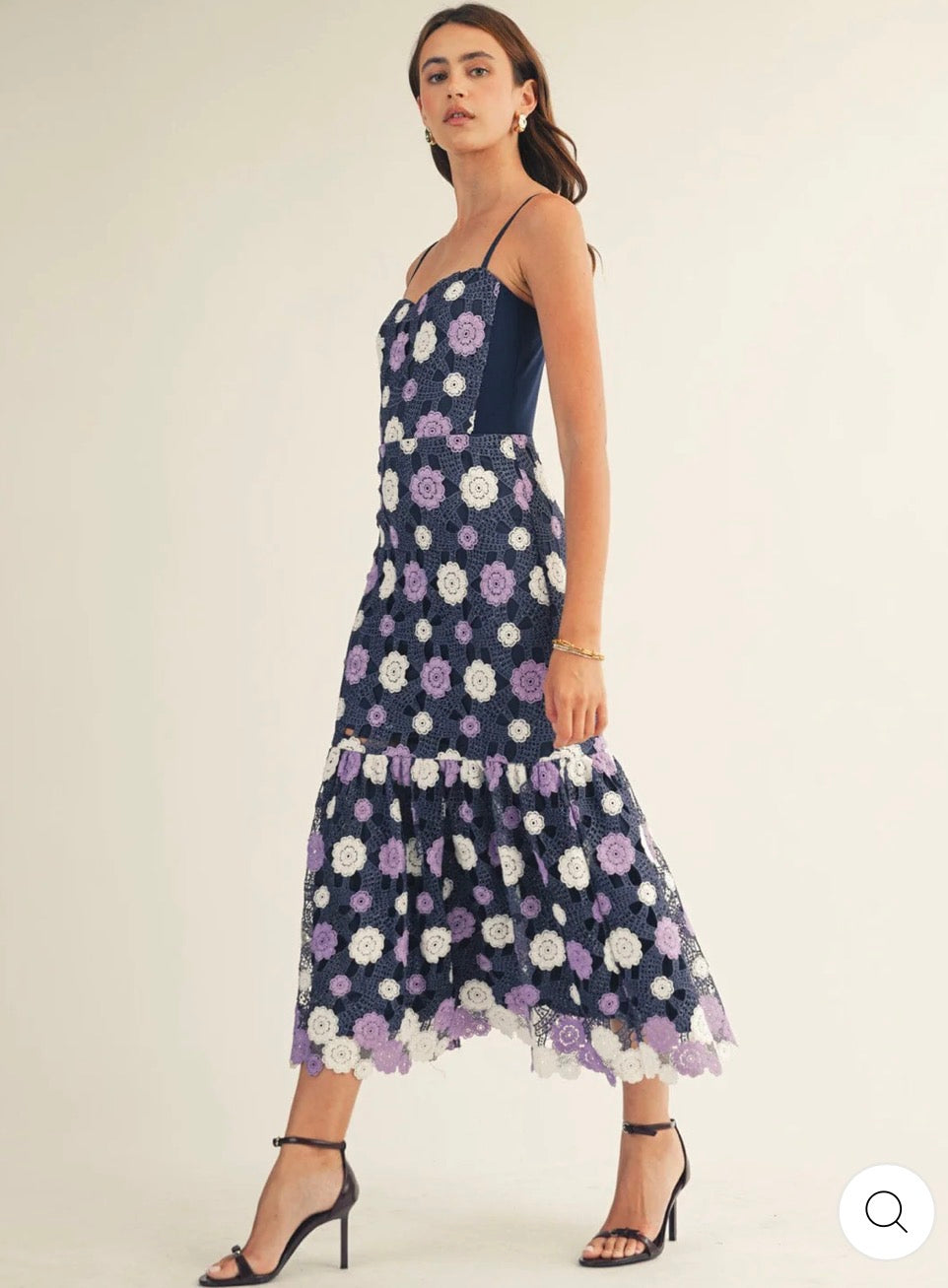Vestido morado maxi floral de crochet con niveles