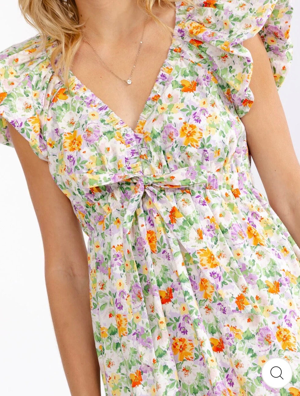 Vestido blanco corto floral cuello V