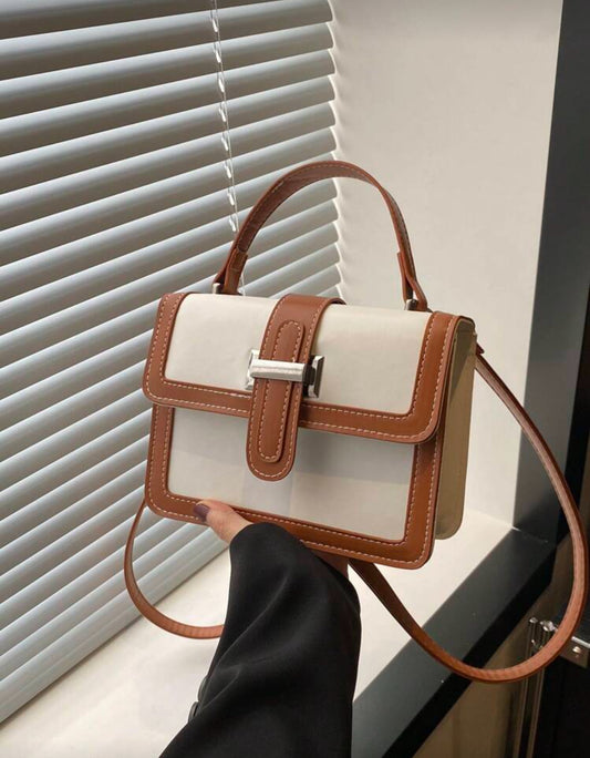 Cartera cuadrada beige con café oscuro