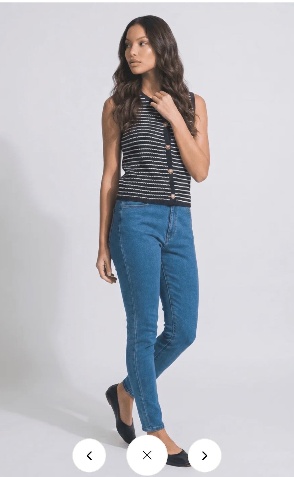 Camisa negra rayas blancas sin mangas botones dorados