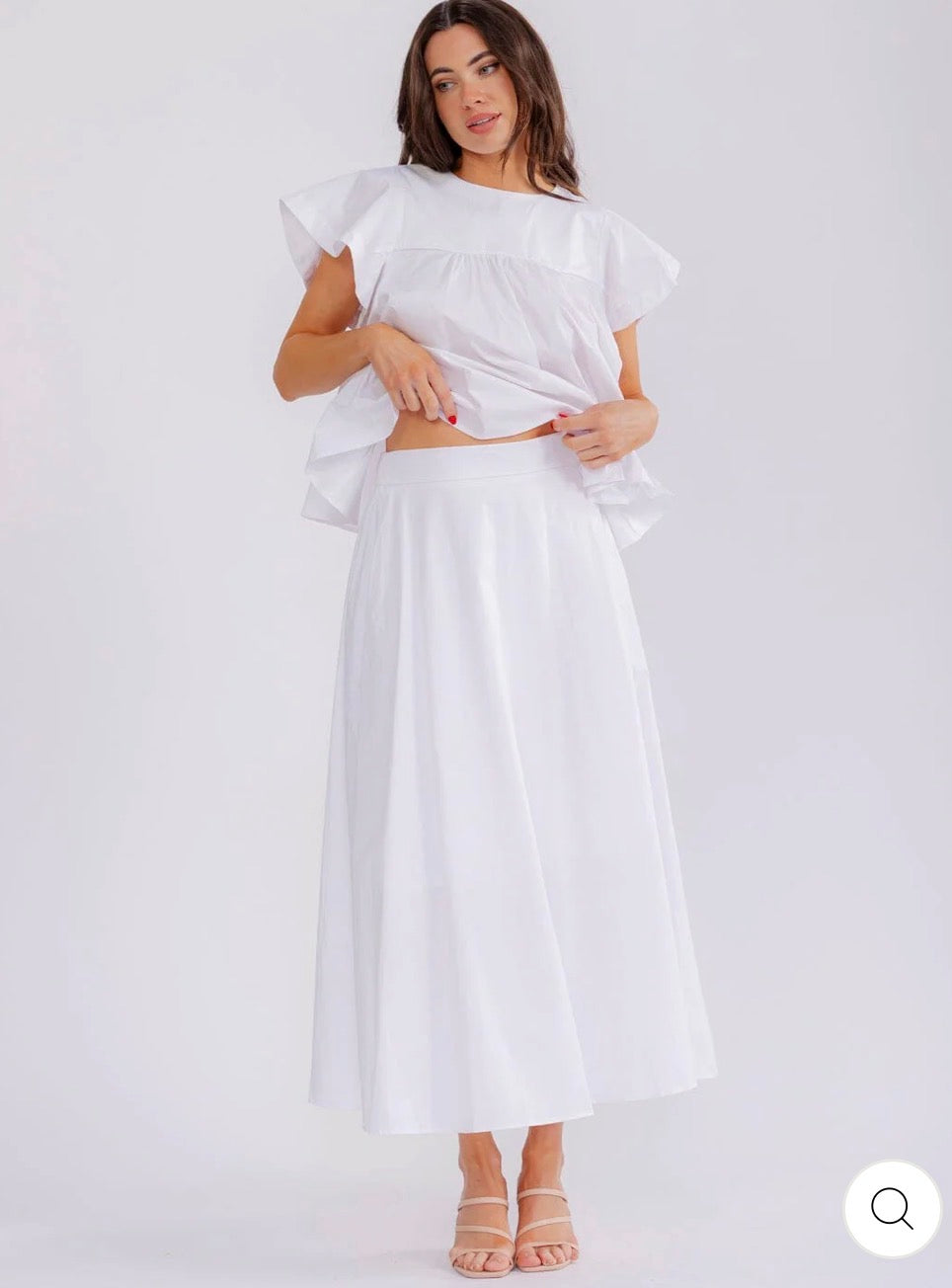 Conjunto blanco de blusa manga corta y falda maxi de cintura elástica.