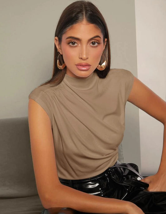 Camisa con fruncido color beige
