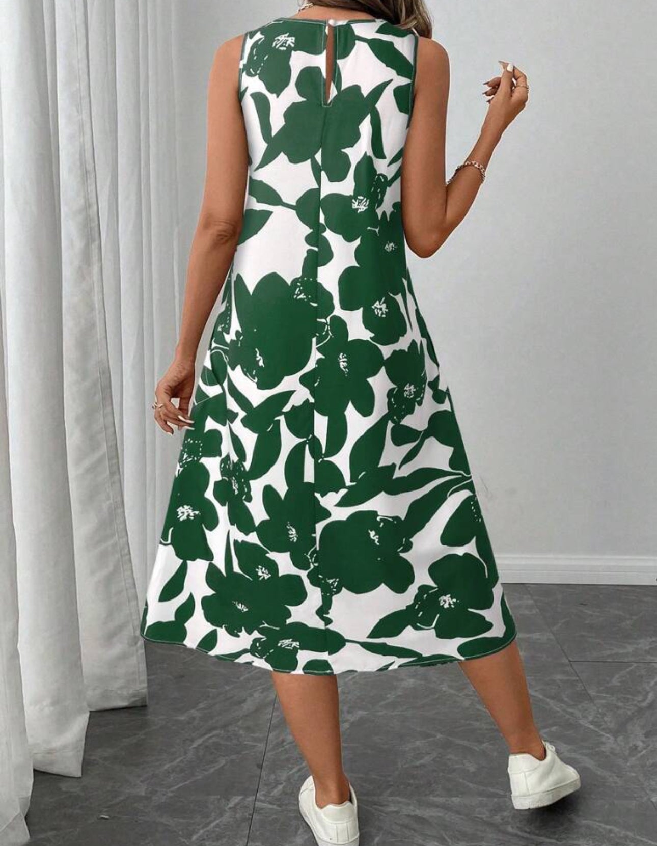 Vestido verde y blanco con estampado floral