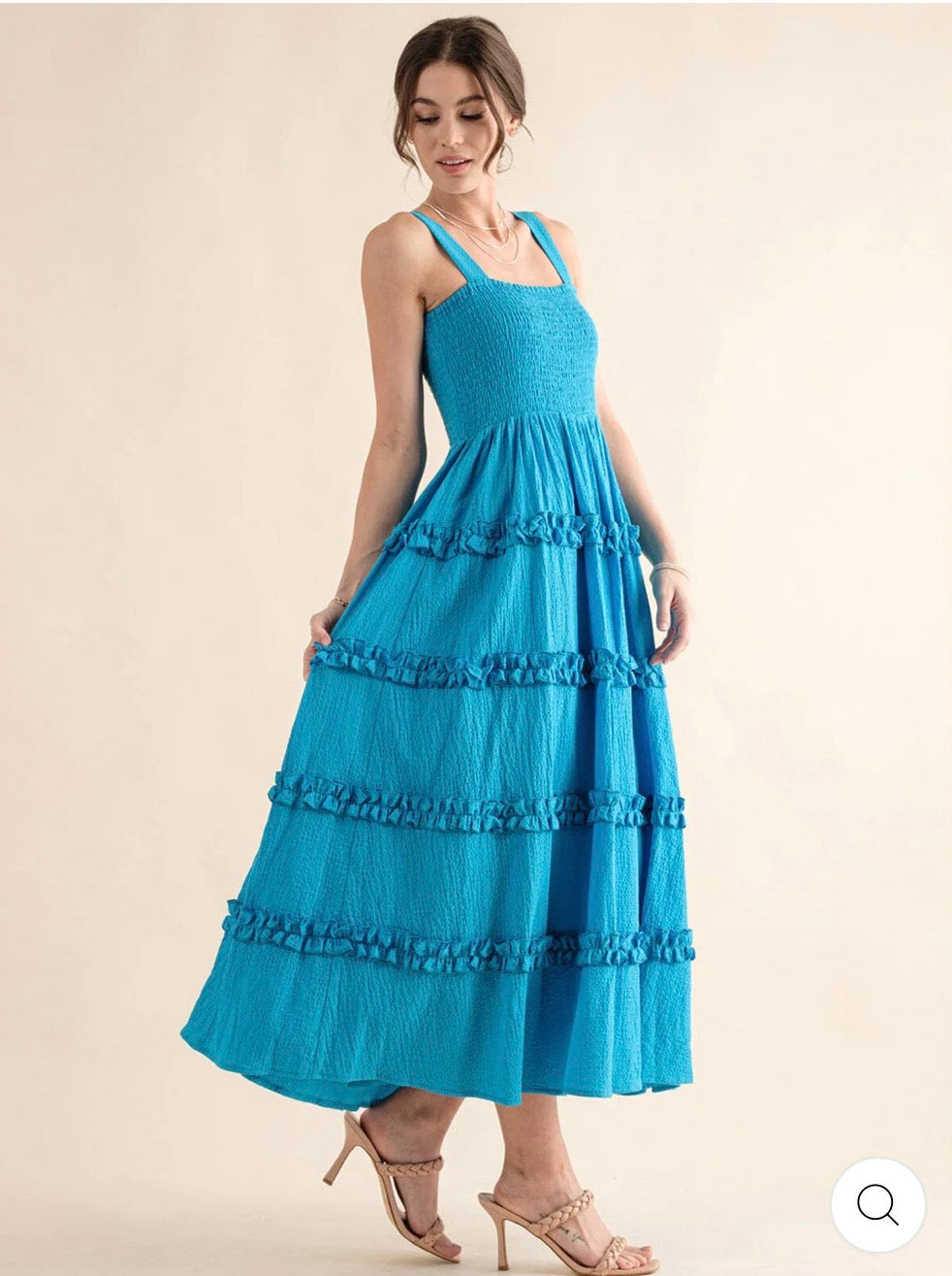 Vestido azul celeste maxi sin mangas con escote cuadrado, cintura smock y falda en capas con volantes