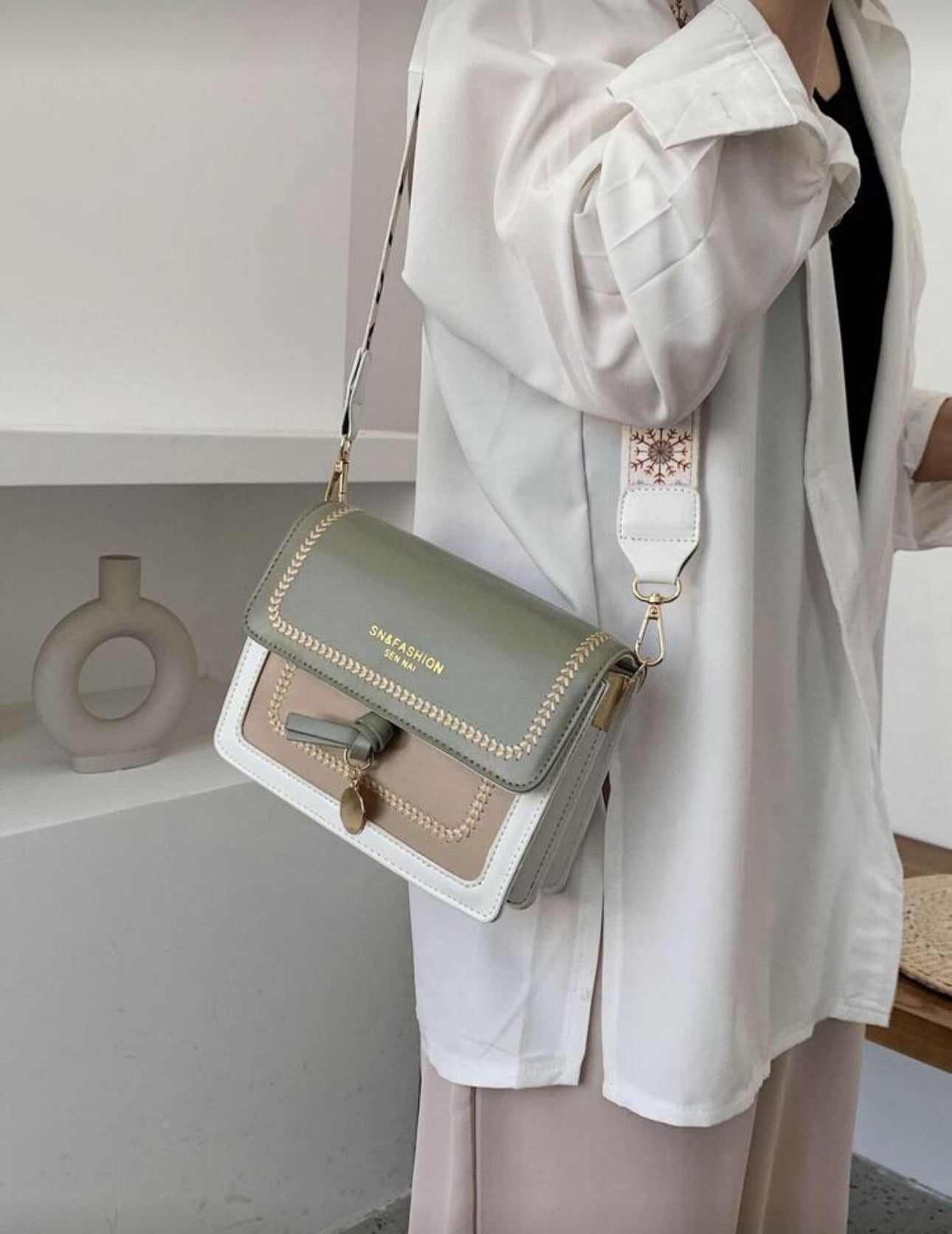 Cartera verde olivo, blanca y café clara