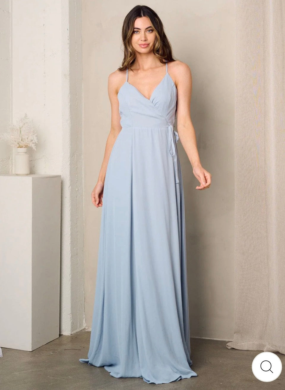 Vestido azul claro de tirantes elegante