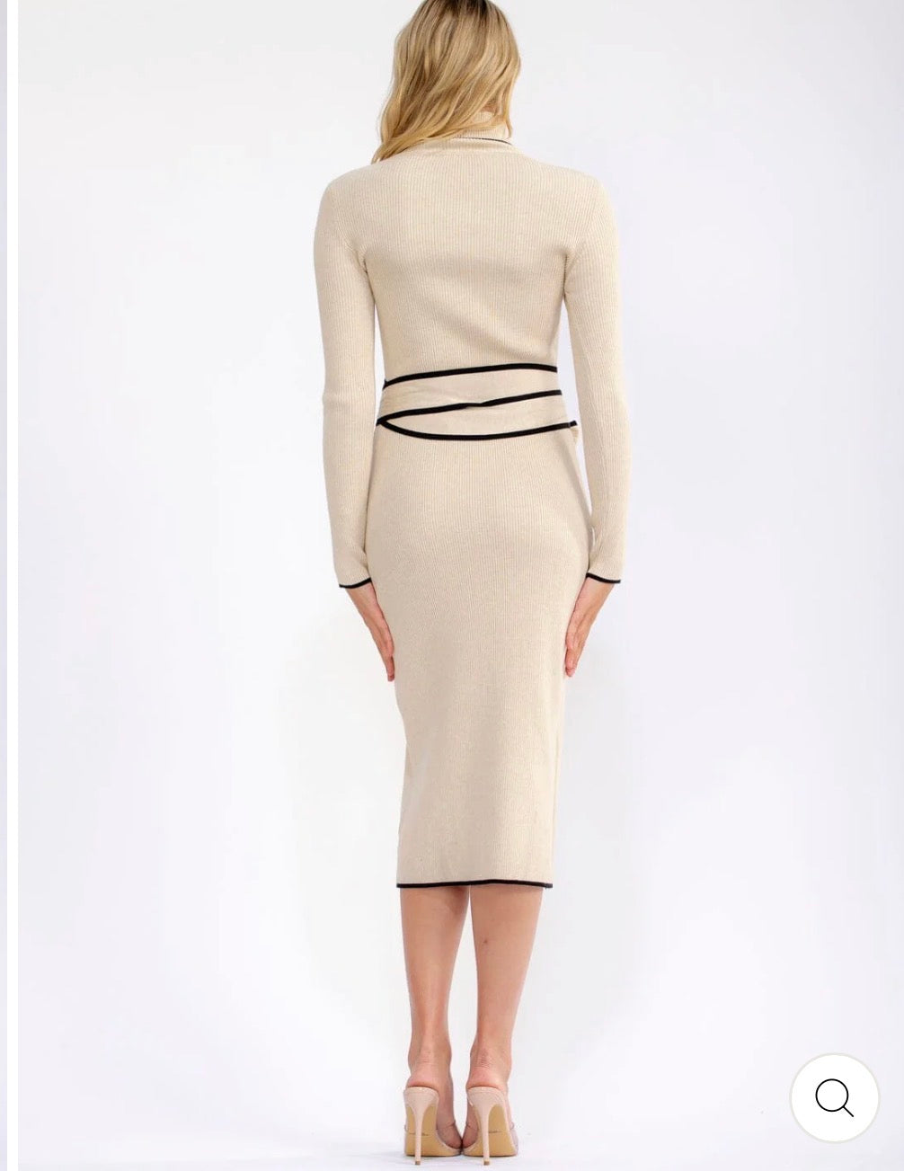 Vestido beige elegante cuello tortuga