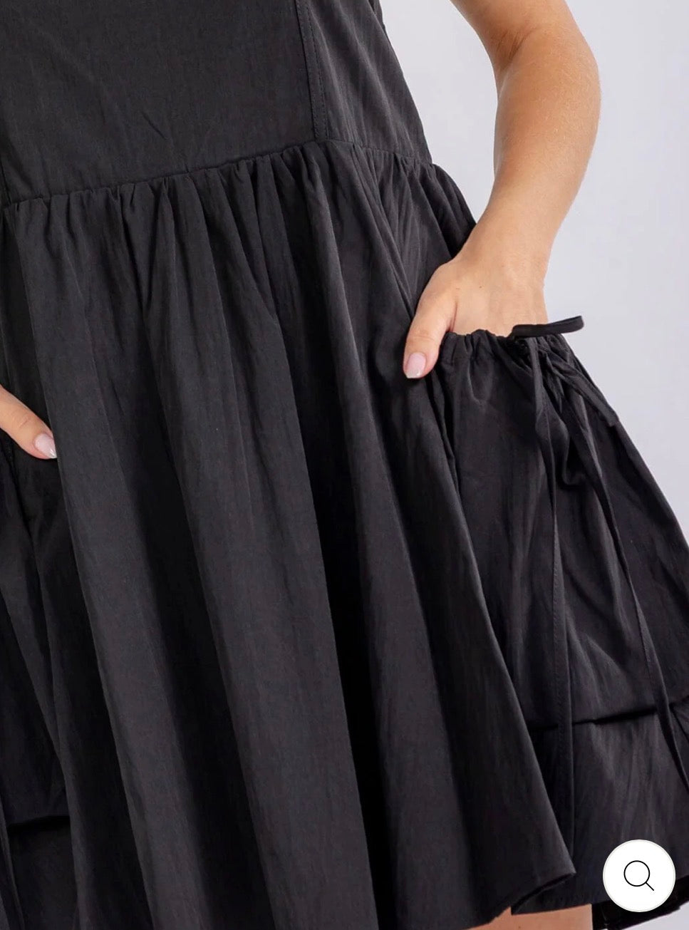 Vestido negro corto con bolsillos