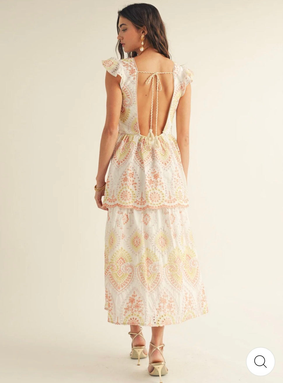 Vestido beige de vuelos espalda abierta