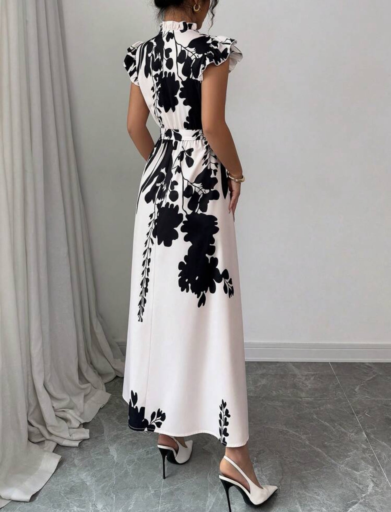 Vestido beige largo y elegante con estampado floral color negro