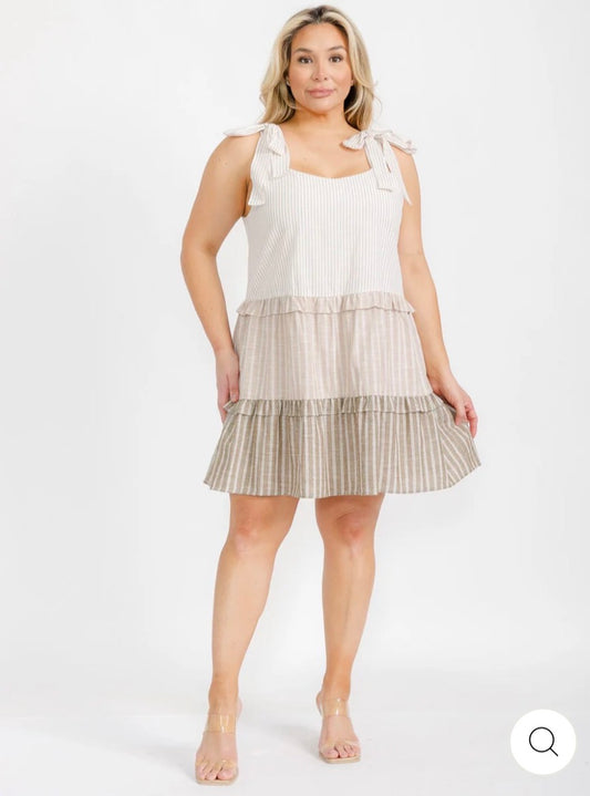 Vestido tricolor corto tipo túnica plus size sin mangas con diseño de franjas colorblock y niveles.