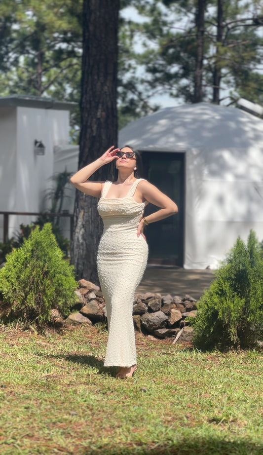 Vestido beige ajustado con escote en la espalda