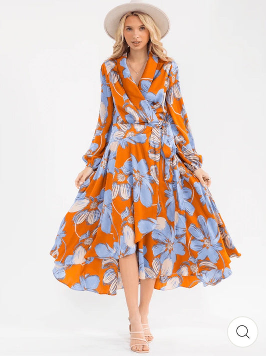 Vestido maxi anaranjado y azul para mujer de manga larga con estampado floral, diseño tipo wrap (cruzado) y lazo ajustable.