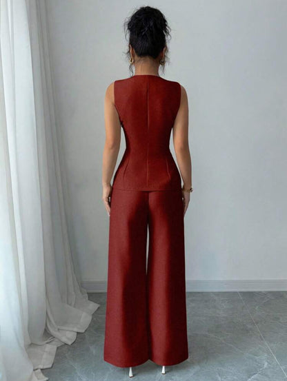 Conjunto rojo: pantalón y blusa con botones dorados