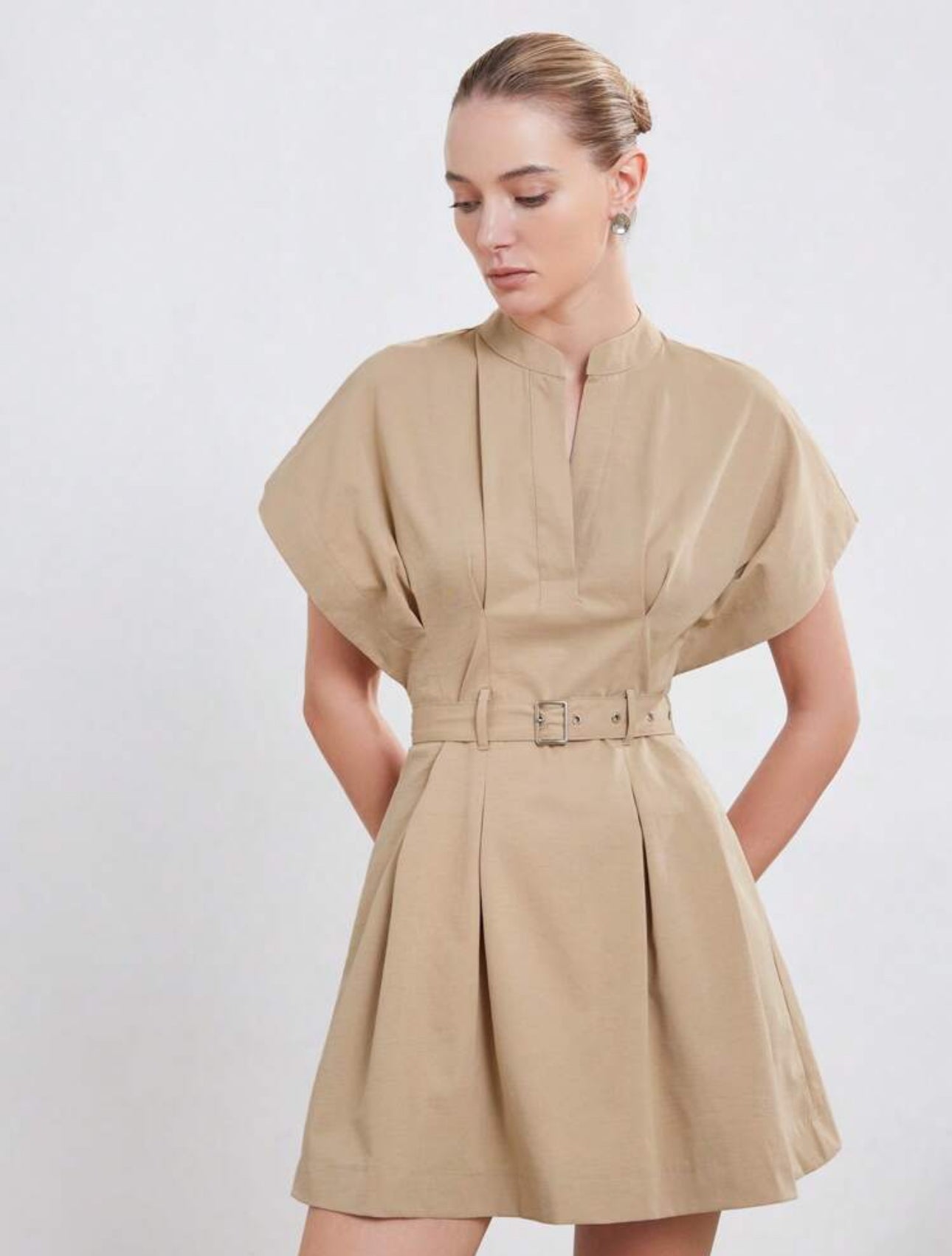 Vestido beige corto estilo europeo