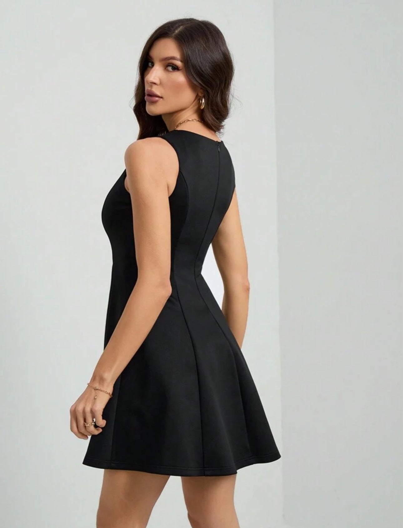 Vestido negro corto minimalista